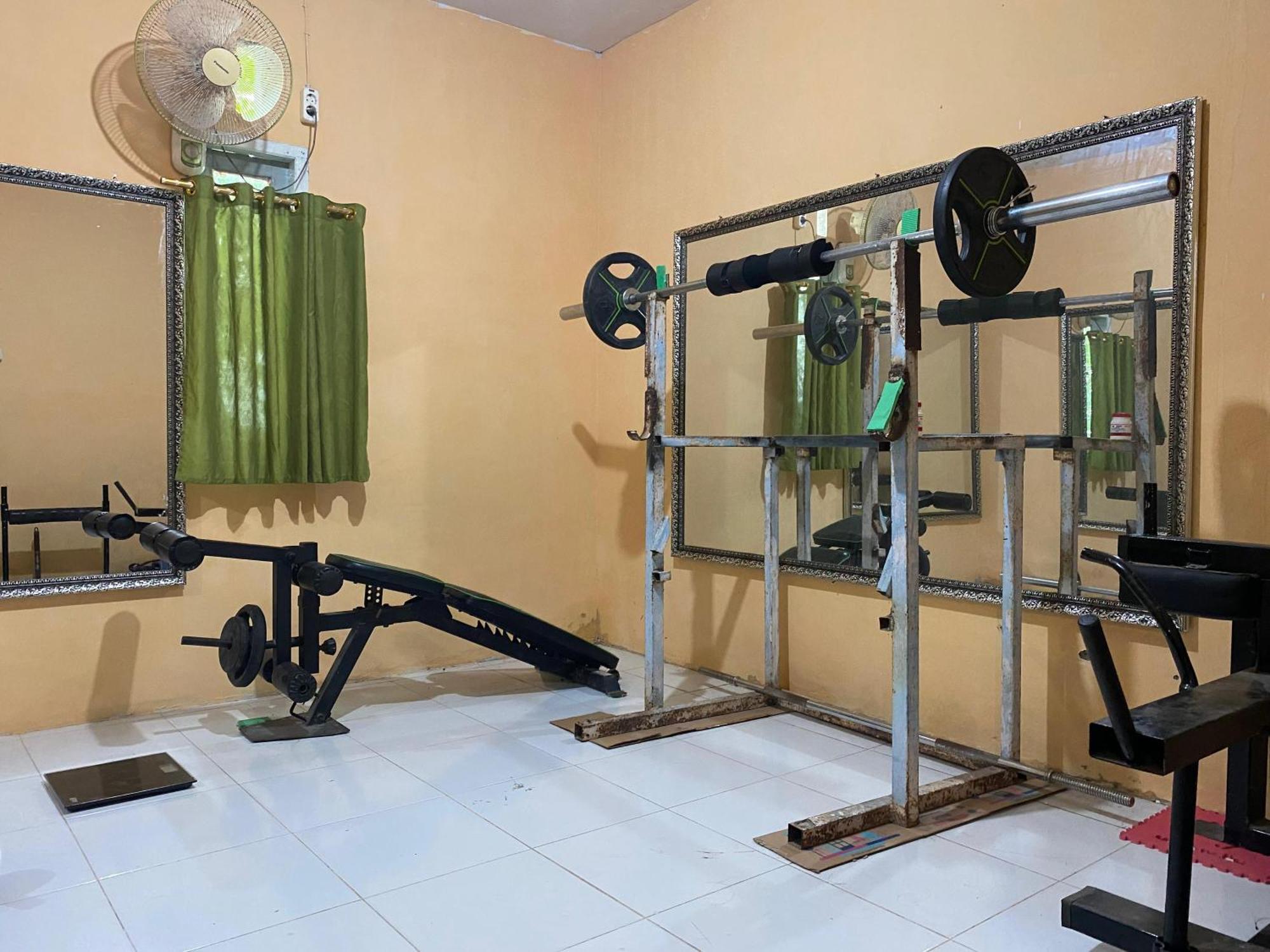 Harry & Mimin Homestay Gorontalo Exterior foto